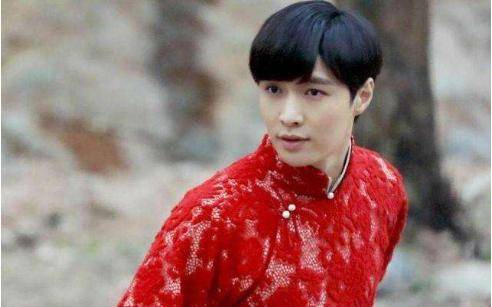 二月紅演員，舞臺(tái)到熒屏的蛻變之路——自信與成就感的彰顯