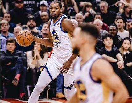 騎士勇士對(duì)決，熱血沸騰的賽場(chǎng)瞬間，精彩對(duì)決不容錯(cuò)過(guò)！