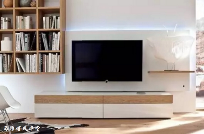 簡(jiǎn)筆畫描繪看電視瞬間與探索自然美景之旅