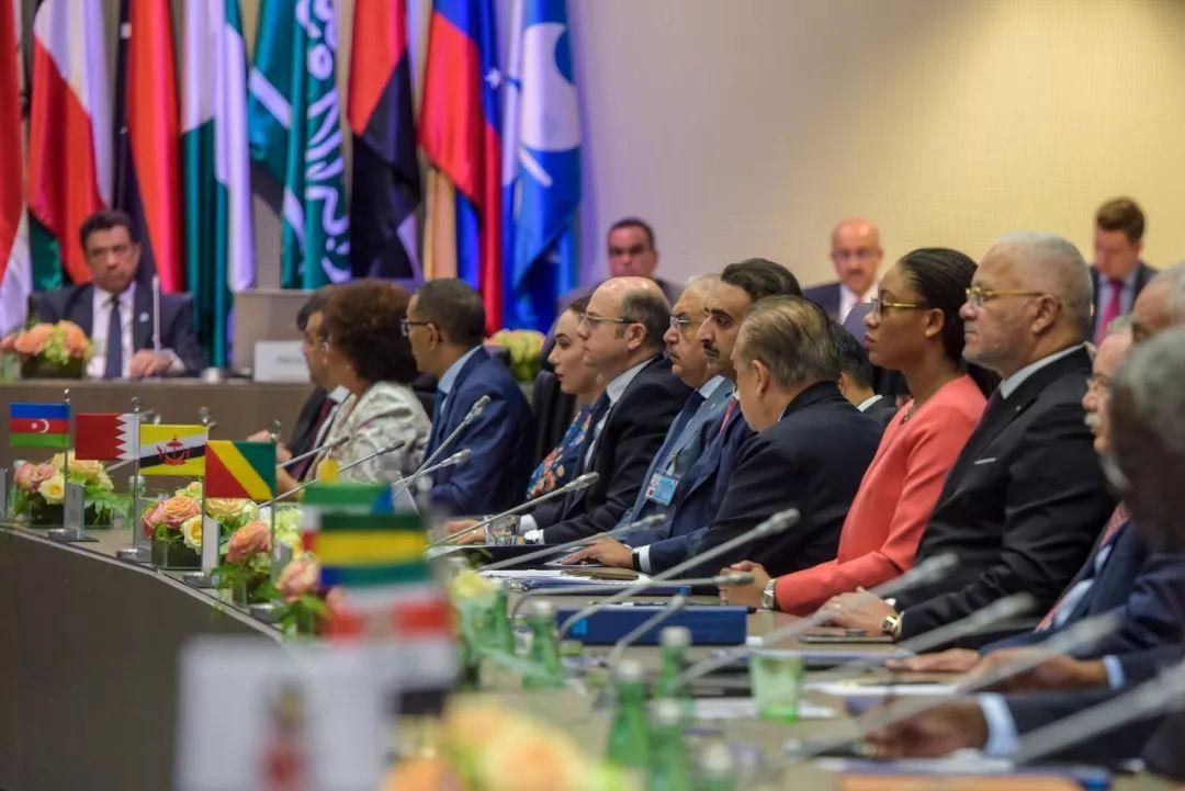 美國(guó)石油價(jià)格動(dòng)態(tài)，油價(jià)波動(dòng)與友情交織的故事