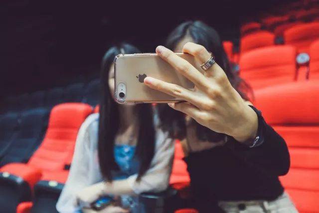 鏡頭下的自信與成長(zhǎng)之旅，自拍電影的探索與歷程