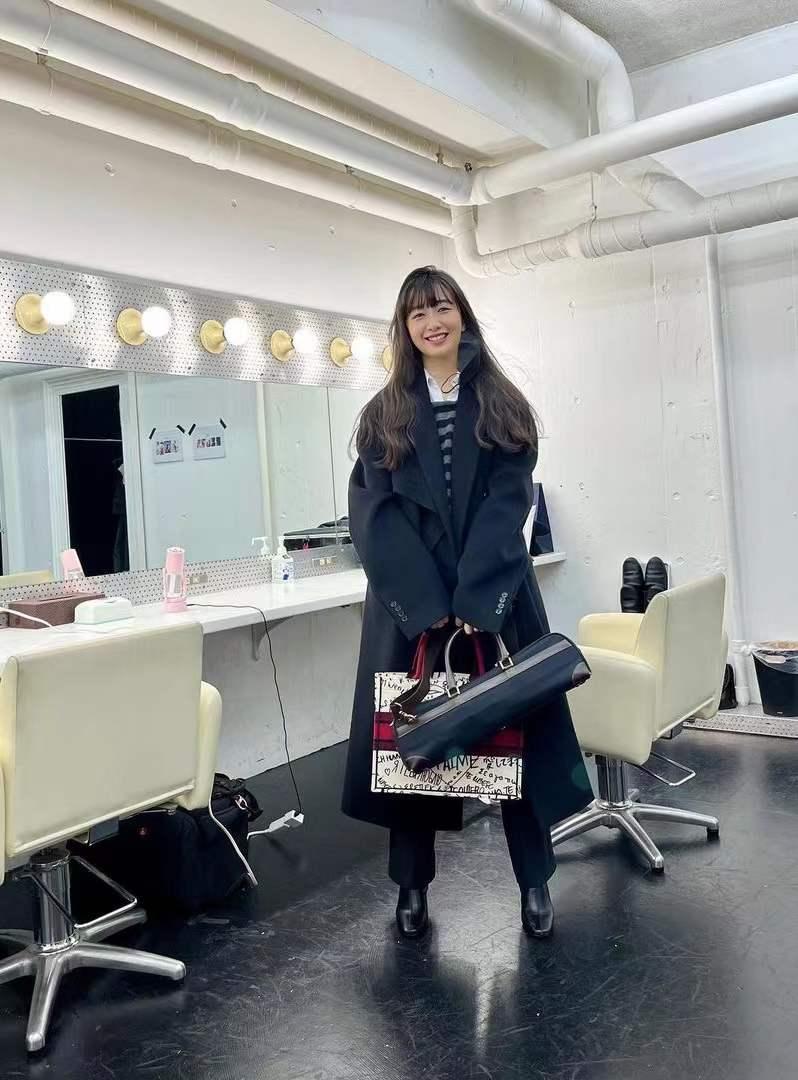 下巴長的明星探秘小巷中的秘密小店