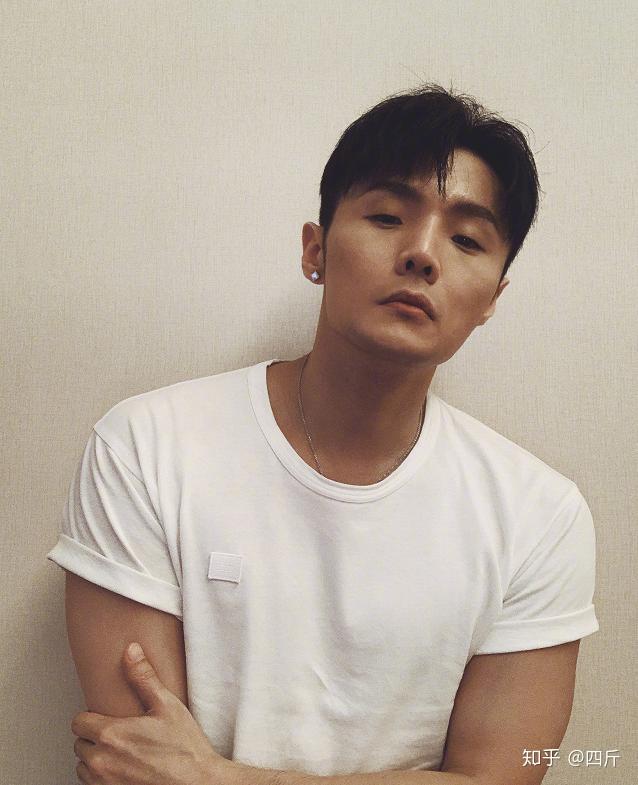 眼睛小的明星男，日常星光中的獨特魅力與溫馨故事