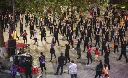 最新廣場(chǎng)舞精選100，舞動(dòng)時(shí)尚，展現(xiàn)活力無限