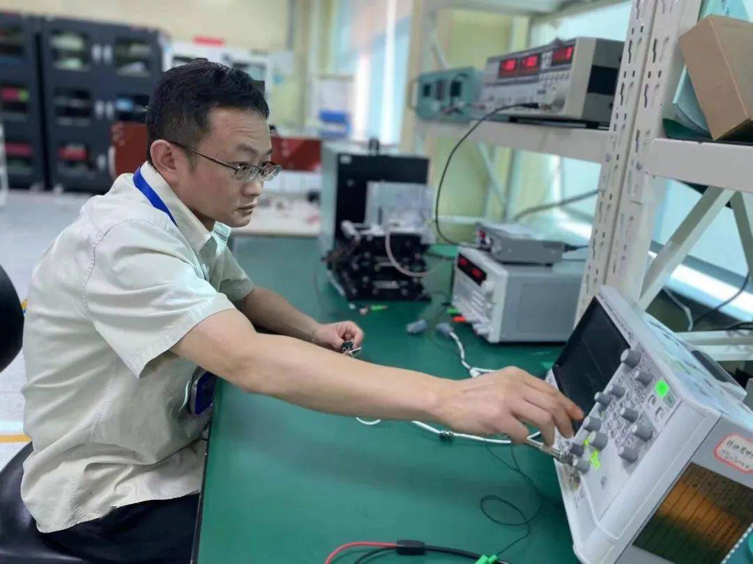 電子最新達(dá)人，時(shí)代的領(lǐng)跑者，引領(lǐng)潮流前沿！