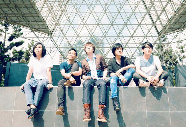 五人組合明星的溫馨日常風采展示