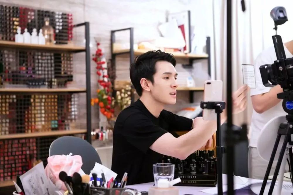 明星直播間高科技產(chǎn)品引領直播新紀元，科技改變生活，明星直播間震撼登場！