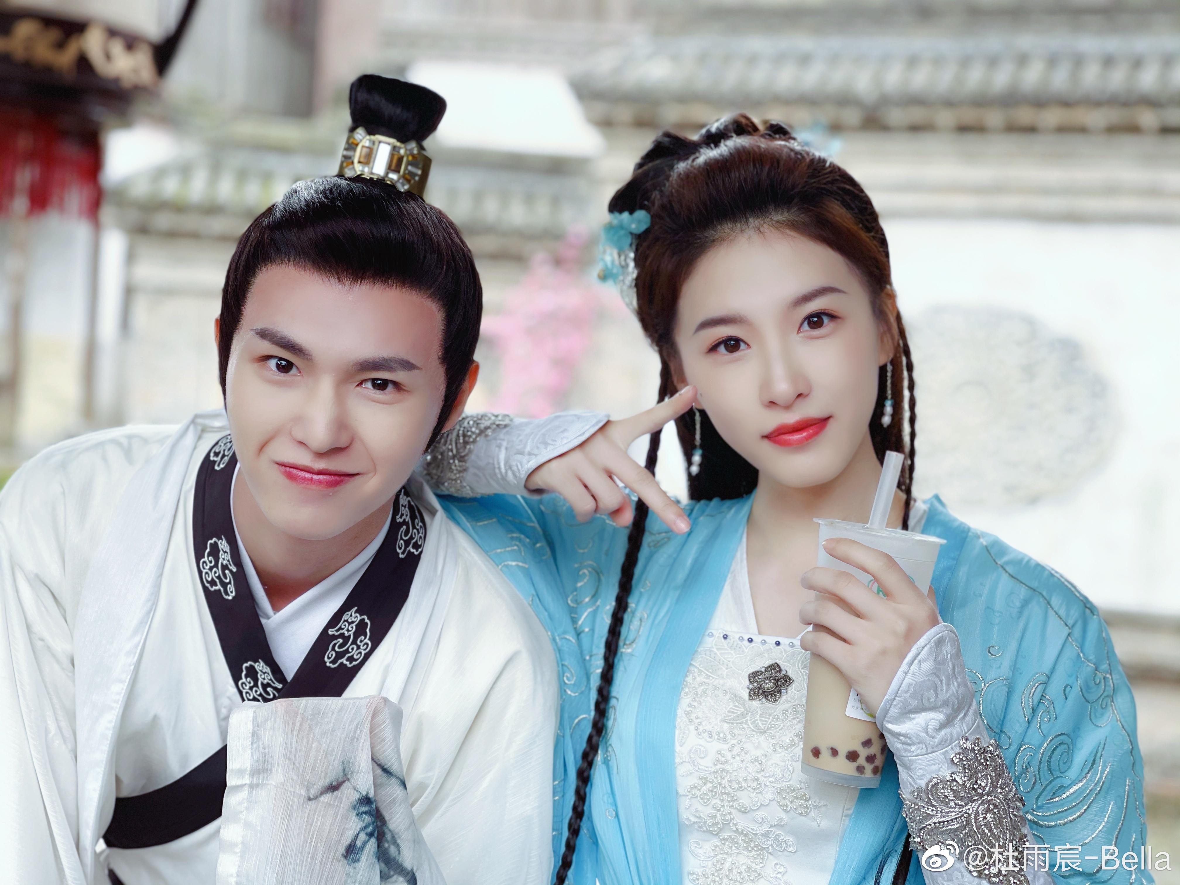 鄺露演員的成長(zhǎng)之路，變化中的學(xué)習(xí)，自信與成就的光芒