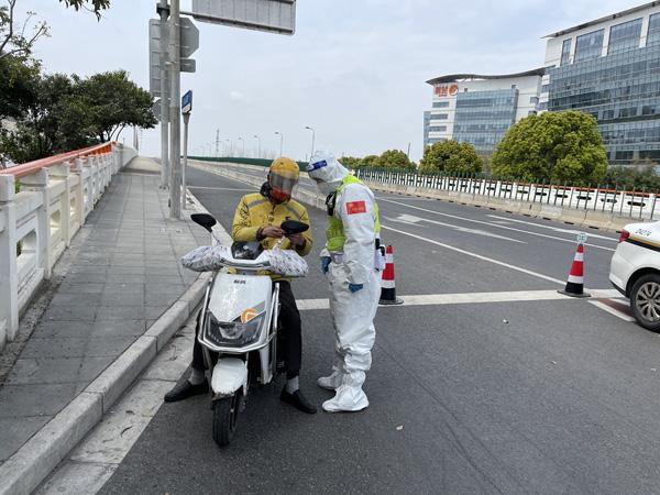 上海疫情最新動態(tài)下的溫馨日常