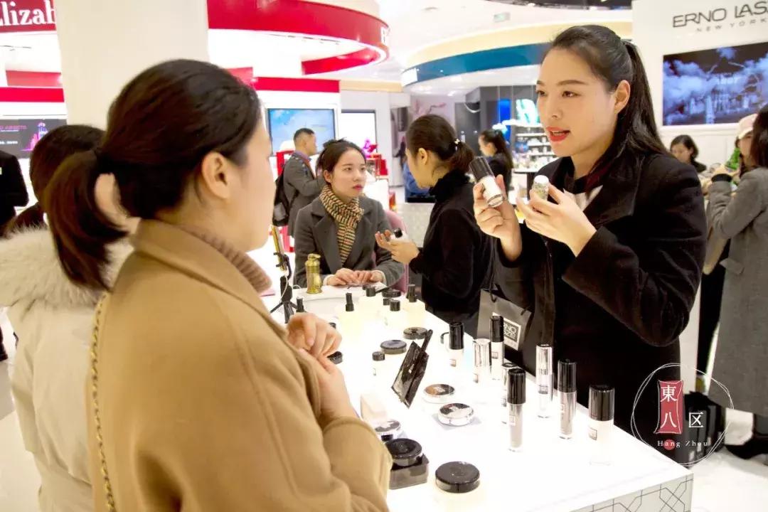 探秘杭州女明星的小巷星光與美食秘境之旅！