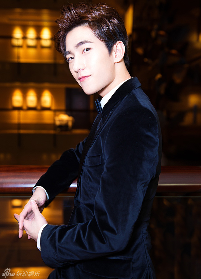 楊洋最新時(shí)尚寫真，時(shí)代之星光芒四溢