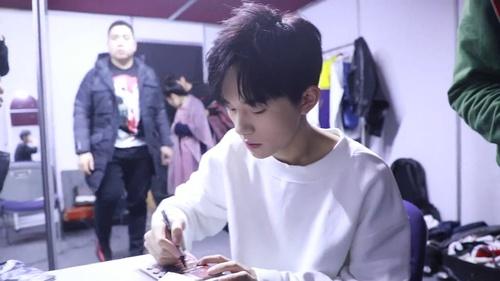 易烊千璽微博最新照片引爆期待，粉絲翹首以待的獨特魅力