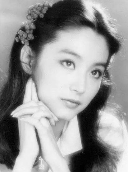 50后明星引領(lǐng)科技潮流，前沿高科技產(chǎn)品的體驗(yàn)之旅