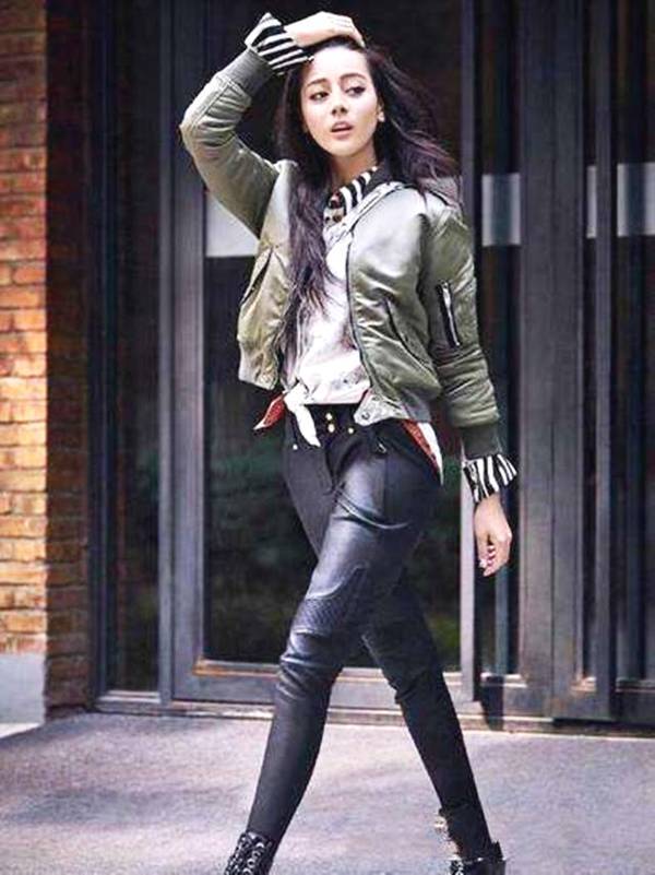 明星皮褲時尚，演繹潮流與展現(xiàn)個性風(fēng)采