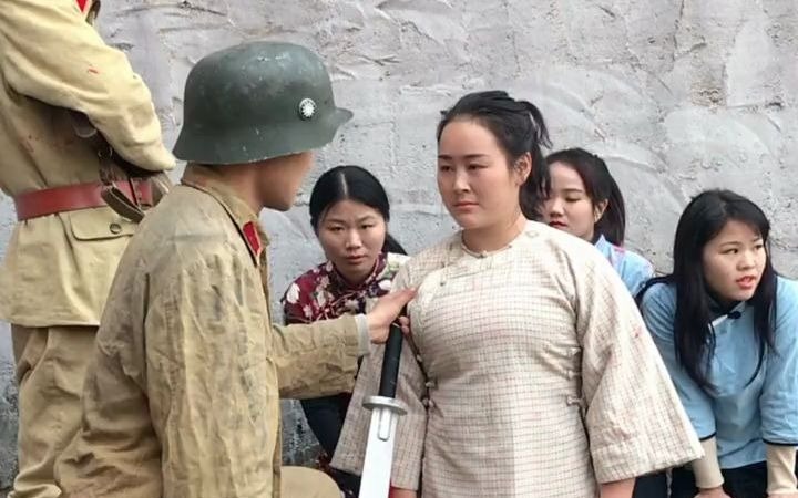 女演員遭遇群演搶劫卻意外星光閃耀，暖心日常與情感紐帶揭秘