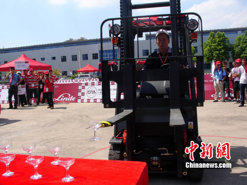 叉車比賽視頻，賽場上的友情與激情展現(xiàn)！