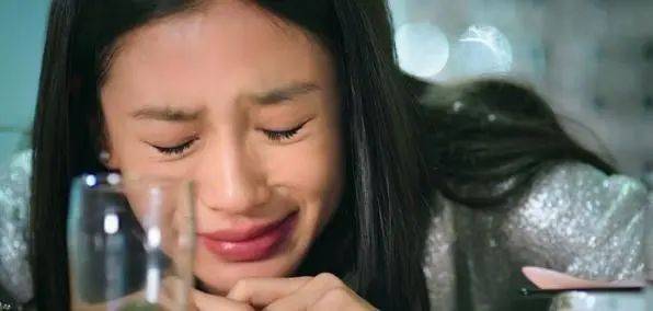 演員楊瑩，小巷深處的魅力與美食探索