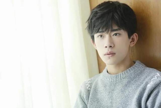 易烊千璽最新帥氣照片，時(shí)尚魅力與多元風(fēng)格的聚焦展現(xiàn)