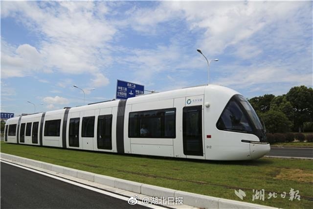 光谷有軌電車最新進展，電車上的家庭溫馨之旅與友情交織的旅程