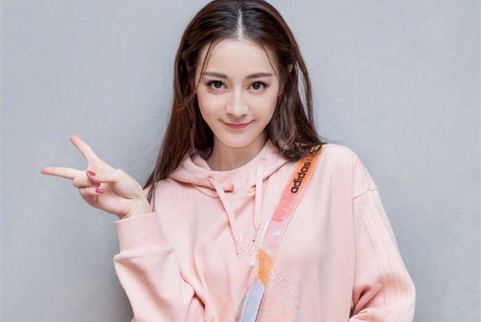 迪麗熱巴戀情最新動(dòng)態(tài)，變化、學(xué)習(xí)與自信的力量閃耀愛情之路