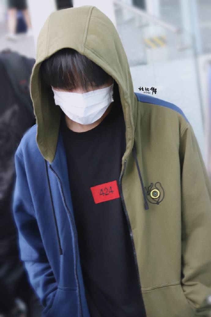 易烊千璽機(jī)場最新圖片，科技魅力與時(shí)尚前沿的完美結(jié)合展示