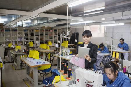 廣州制衣廠急聘燙工，燙衣技術(shù)展現(xiàn)你的才華！