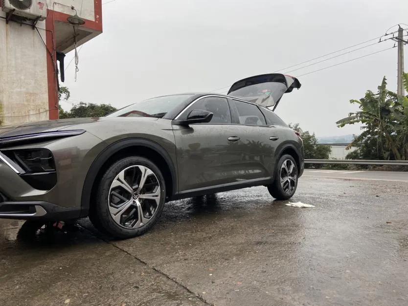 探索雪鐵龍魅力，小巷中的最新寶藏