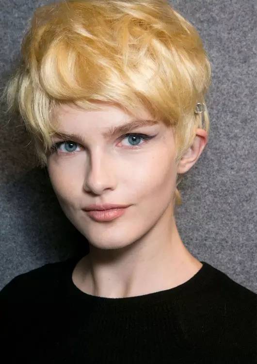 拉文最新發(fā)型，變化的力量，展現(xiàn)自信與成就感的源泉