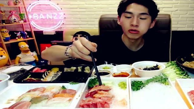 奔馳小哥最新吃播探索自然美景，尋找內(nèi)心平靜之旅