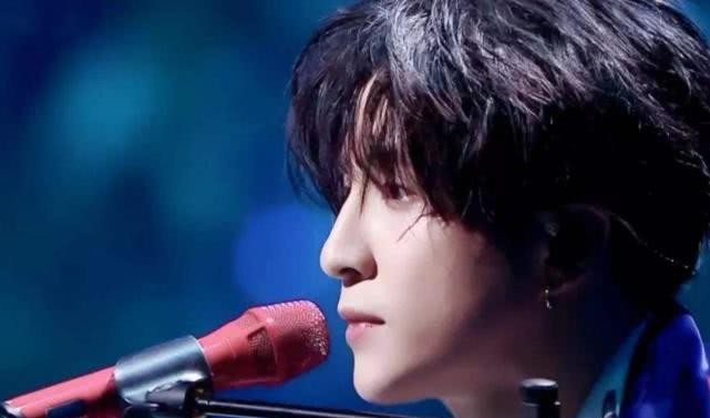 薛之謙最新圖片展現(xiàn)勵(lì)志之旅，變化、自信與成就感的閃耀之旅