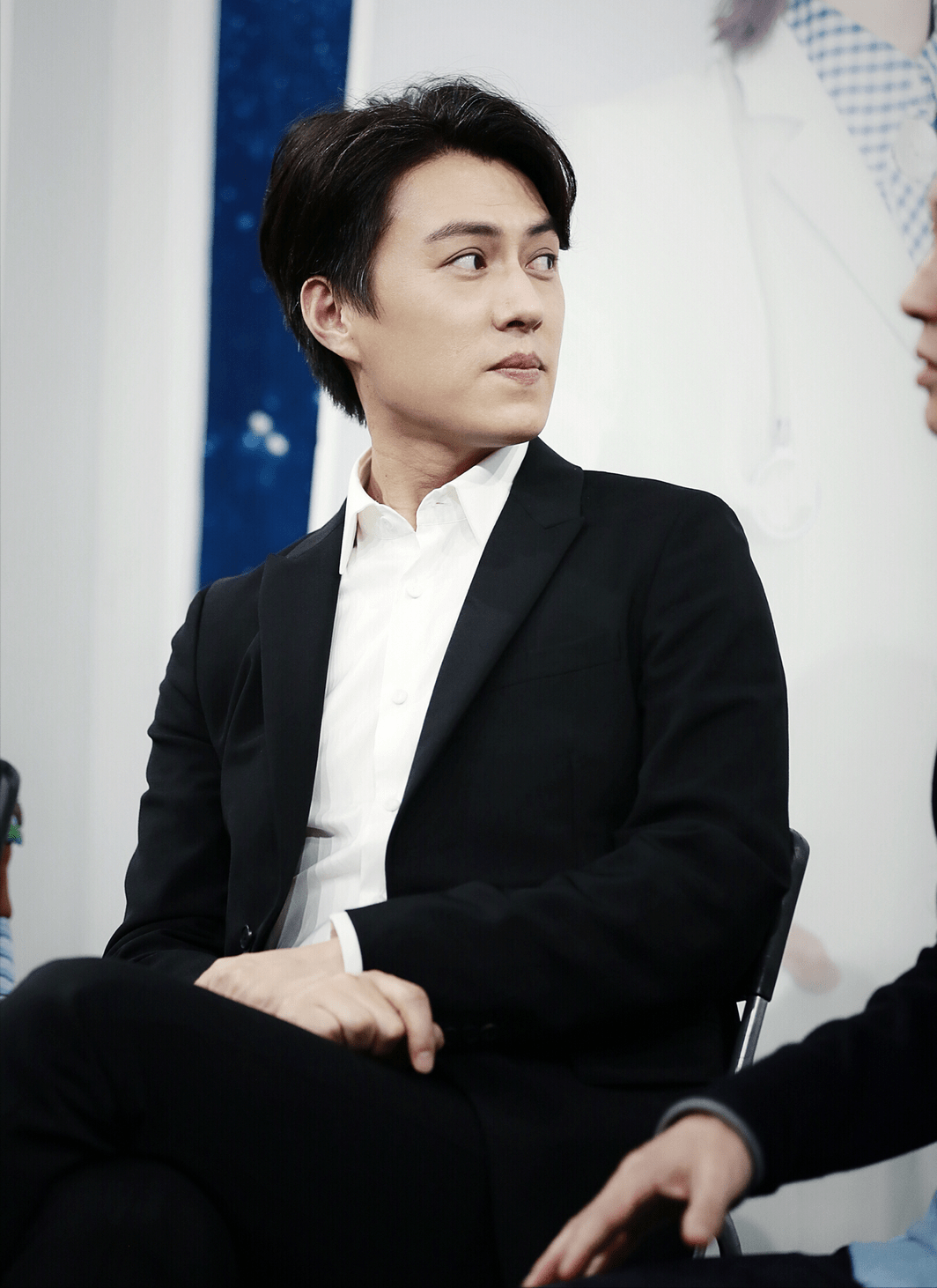 靳東最新發(fā)型揭秘，小巷深處的時(shí)尚探索