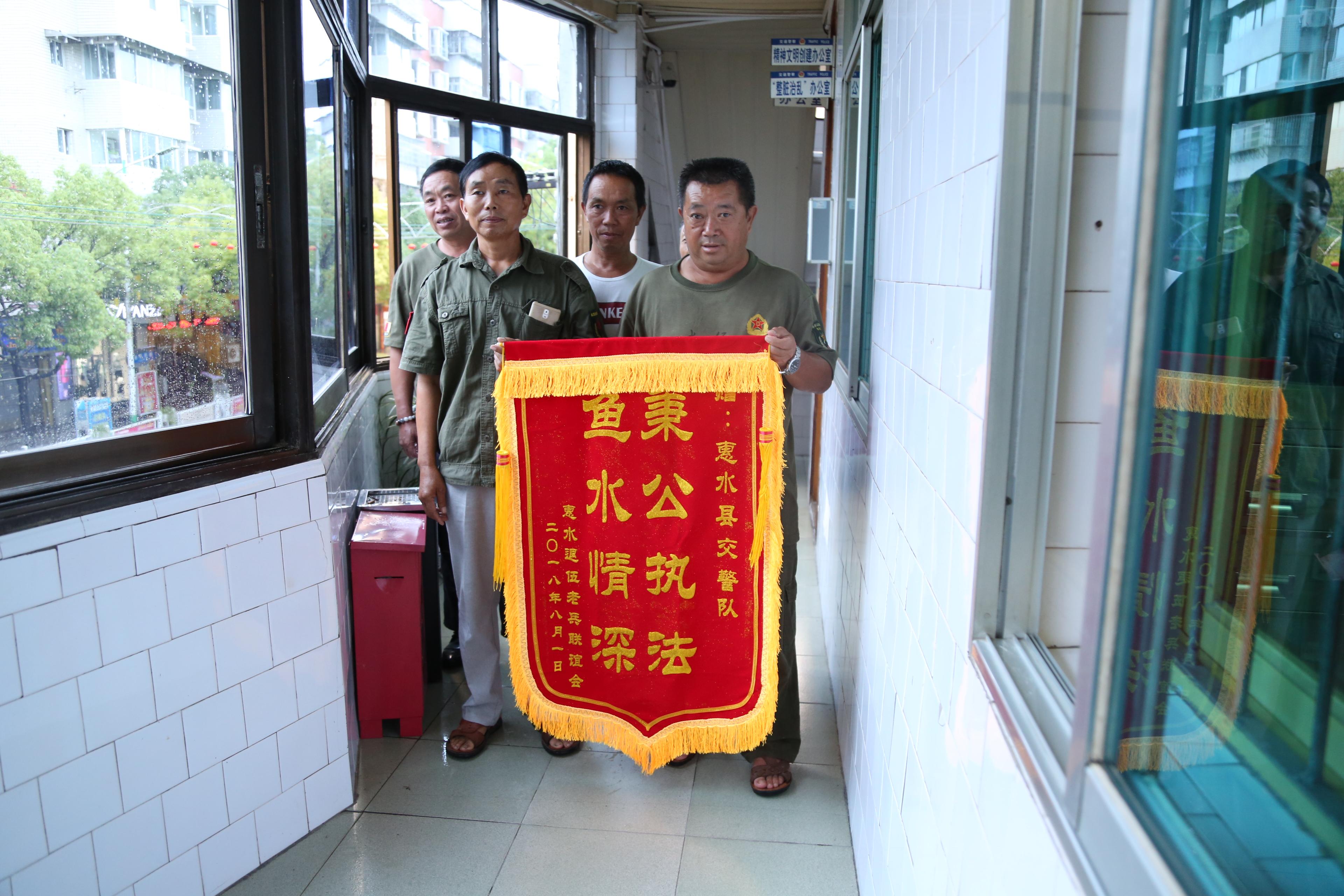 交警心靈守護(hù)者，自然對話與護(hù)航之旅的私密對話贈錦旗用語