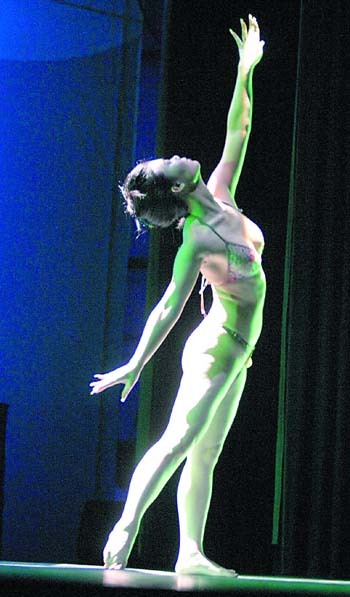 探索人體藝術(shù)極致邊界，最新大尺度作品展現(xiàn)美的無限可能