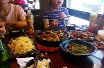 最新石鍋菜主題餐廳，勵志美食盛宴，融合自信、成就與味蕾享受